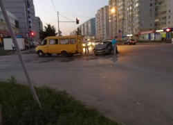 Столкновение маршрутного такси и легковушки в Таганроге произошло на глазах толпы пешеходов