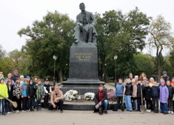 Юные хранители наследия: школьники Таганрога подарили цветы великому земляку