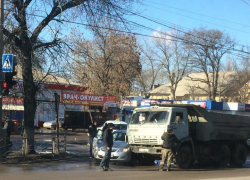 В Таганроге столкнулись КАМАЗ и легковушка