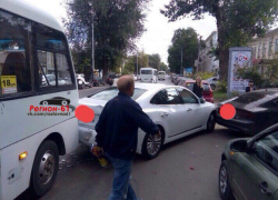 Зазевавшийся маршрутчик слепил бутерброд из трех машин в Таганроге