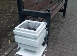 "Что за криворукие мастера?": в Приморском сквере Таганрога обнаружили творение неизвестных "художников" 