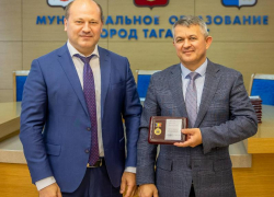 20 таганрожцев наградили памятным знаком «85 лет Ростовской области»