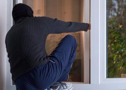 Под Таганрогом ряженный мужчина пытался совершить кражу из дома