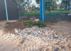 "Это же в море смоет!": в Таганроге возле аквапарка жители нашли кучу цемента и мусора
