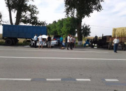 Трактор затолкал легковушку под КАМАЗ вблизи Таганрога