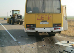 Зазевавшийся водитель КамАЗа протаранил автобус с 24 детьми у «зебры» под Таганрогом