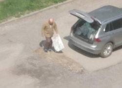 Уставший от ям таганрожец сам стал их засыпать 