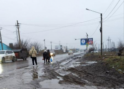 "Бредём, пока машина не снесёт": таганрожцы вынуждены ходить в магазин по Мариупольскому шоссе