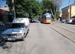 В Таганроге девушка вышла из трамвая и попала под колёса автомобиля