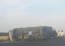 На трассе под Таганрогом перевернулся военный КамАЗ