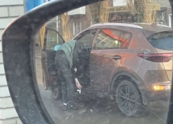 В Таганроге зафиксировали желающего получить штраф за выброшенный из машины мусор