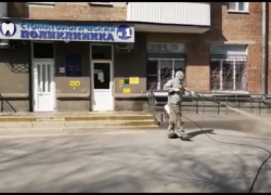 В Таганроге провели дезинфекцию используя оборудование для тушения лесных пожаров