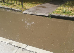 Ливневки чистят, а вода всё равно стоит на дорогах Таганрога 