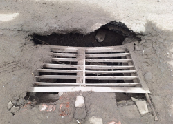 «Чуть не провалился передним колесом»: таганрожцы бьют тревогу из-за опасной ливнёвки на Транспортной