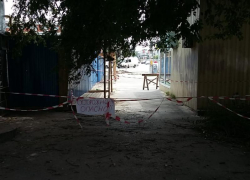 Старое дерево с трещиной в стволе вот-вот упадёт на таганрожцев