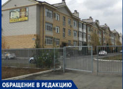  Оградили территорию и установили автоматические замки: в Северном микрорайоне  жители Таганрога самовольно установили забор