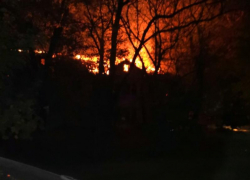 За сутки в Таганроге сгорели бесхозный дом, сарай и Мицубиси