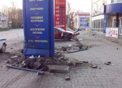 В Таганроге на улице Александровской «Форд» влетел в рекламный щит