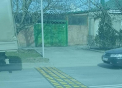 Таганрожцы возмущаются, что в городе нет дорог, зато есть много лежачих полицейских