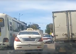 На центральной улице дорогу не поделили две легковушки и микроавтобус