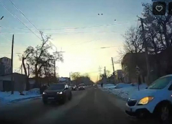 "Девушка, проверьте зрение": таганроженка на белом "Опеле" чуть не устроила ДТП на Александровской