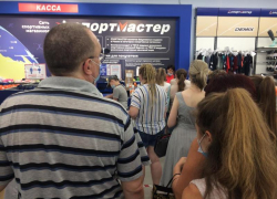 В магазине "Спортмастер", что в ТЦ "Мармелад", в очередях у касс скопление народа 