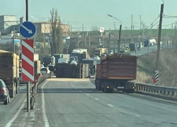 На трассе Ростов-Таганрог перевернулся зерновоз 