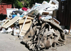 Из-за бездействия управляющих компаний, таганрожцы окружены мусором