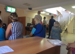 Таганрожцам надо простоять полдня в очереди, чтобы попасть в «ТНС Энерго»