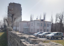 Контраст искусства: музыкальная школа в Таганроге выглядит как сказка, но забор — тихий ужас 