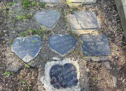 Таганрожцы в недоумении: свадебные плиты в сквере Петра I скорее похожи на эпитафии 