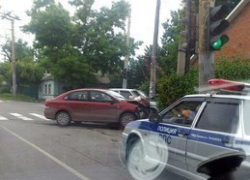 В Таганроге "поцеловались" «Волга» и Volkswagen Polo, есть пострадавшая
