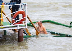 Крещенские купания: почти тысяча таганрожцев окунулись в зимнее море 