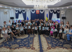 Губернатор наградил многодетных матерей Таганрога и Неклиновского района накануне праздника