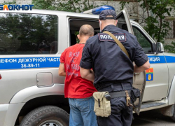 В Таганроге мужчина вскрыл автомобиль и позарился на мясорубку