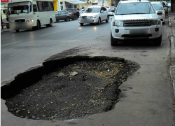 Свежеуложенный асфальт провалился на центральной улице в Таганроге