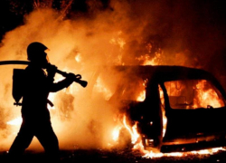 В Таганроге сгорел автомобиль "ВАЗ"  