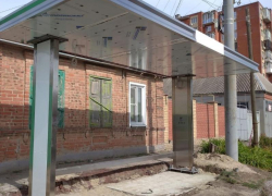 В Таганроге начали устанавливать современные остановочные автопавильоны