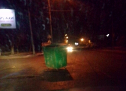 В Таганроге мусорные баки перебегают дорогу в неположенном месте