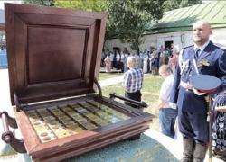 В Ростовский кафедральный собор передали найденные в Таганроге мощи святых