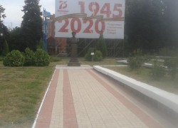 Десантники Таганрога навели порядок возле памятника Дяде Васе