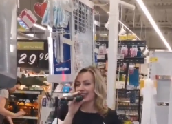 Администратор супермаркета в Михайловке поздравила девушек с 8 марта песнями 