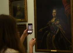 С помощью телефона и приложения горожане узнают новое о картинах Таганрогского художественного музея