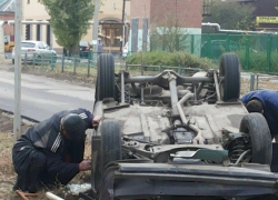 В Таганроге в результате ДТП перевернулся автомобиль