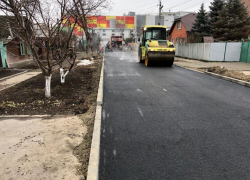 Асфальт в 5 см толщиной теперь уложен на 14 переулке Таганрога