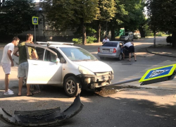 11 ДТП и поврежденный дорожный знак: выходные в Таганроге выдались жаркими 