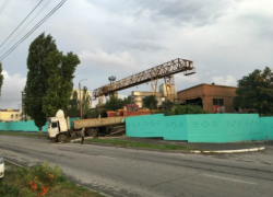 Поезд протаранил стену и грузовик в Таганроге