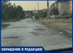 В салон красоты — по кочкам: таганрожец иронизирует над убитой дорогой в ЖК на Северном