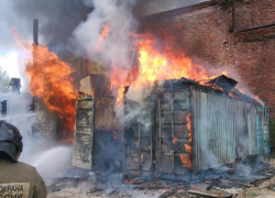Пожарным Таганрога вновь пришлось тушить пожар