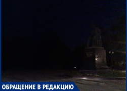 Таганрожцы жалуются, что памятник Чехову по прежнему утопает во тьме